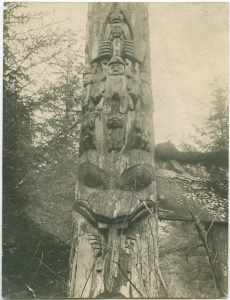 Haida [totem] pole at Hiellen River